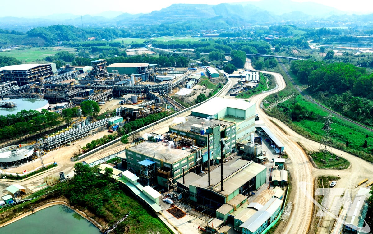 ក្នុងចំណោមការអភិវឌ្ឍជាបន្តបន្ទាប់នៃឧស្សាហកម្ម និងអង្គភាពដែលពាក់ព័ន្ធនឹងការទាញយករ៉ែ ការកែច្នៃ និងការប្រើប្រាស់សារធាតុគីមី និងគ្រឿងផ្ទុះឧស្សាហកម្មនៅក្នុងខេត្តនេះ ខេត្តថៃង្វៀនផ្តល់អាទិភាពដល់ការធានាសុវត្ថិភាព និងការការពារបរិស្ថានផលិតកម្ម។ (នៅក្នុងរូបថត៖ រោងចក្រកែច្នៃរ៉ែរបស់ក្រុមហ៊ុន Nui Phao Mineral Extraction and Processing Company Limited។ រូបថត៖ N.P.M)