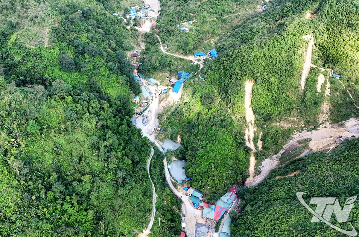 អណ្តូងរ៉ែមាស Khau Au (ឃុំ Yen Binh) - ជាកន្លែងដែលប្រតិបត្តិការរុករករ៉ែបានកាន់តែមានរបៀបរៀបរយជាបណ្តើរៗ។