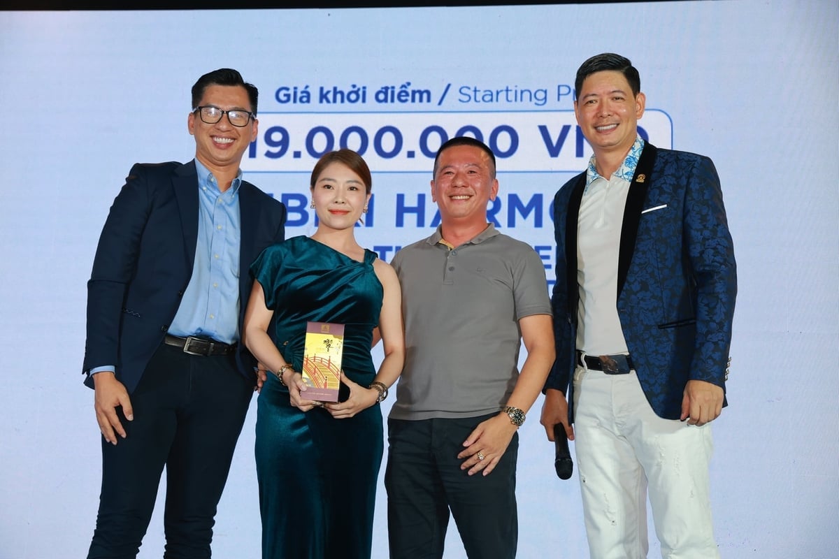 ដបស្រា Hibiki Harmony ខួបលើកទី 100 បានរកឃើញម្ចាស់ថ្មីនៅក្នុងព្រឹត្តិការណ៍ដេញថ្លៃនេះ។ រូបថត៖ SPVB។ Chai rượu Phiên bản Hibiki Harmony kỷ niệm 100 năm đã có chủ nhân mới tại phiên đấu giá của sự kiện. Ảnh: SPVB.