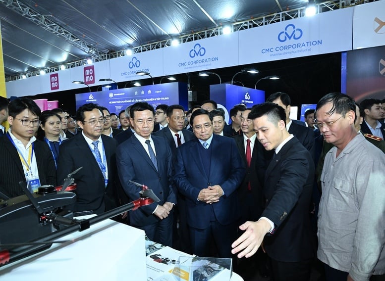 Le Premier ministre visite plusieurs stands présentant des start-ups innovantes. Photo : VGP. Thủ tướng thăm một số gian hàng khởi nghiệp sáng tạo. Ảnh: VGP.