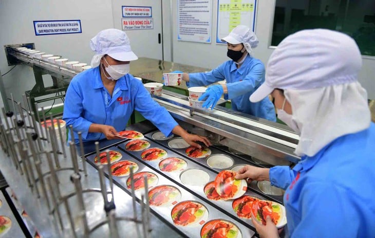 Bölgesel asgari ücretin önerilen düzenlemesi: Yol veya köprü geçişlerinin ücret farkına yol açtığı durumun önlenmesi - Resim 1. Đề xuất phân lại lương tối thiểu vùng: Tránh cảnh qua đường, qua cầu là khác tiền lương - Ảnh 1.