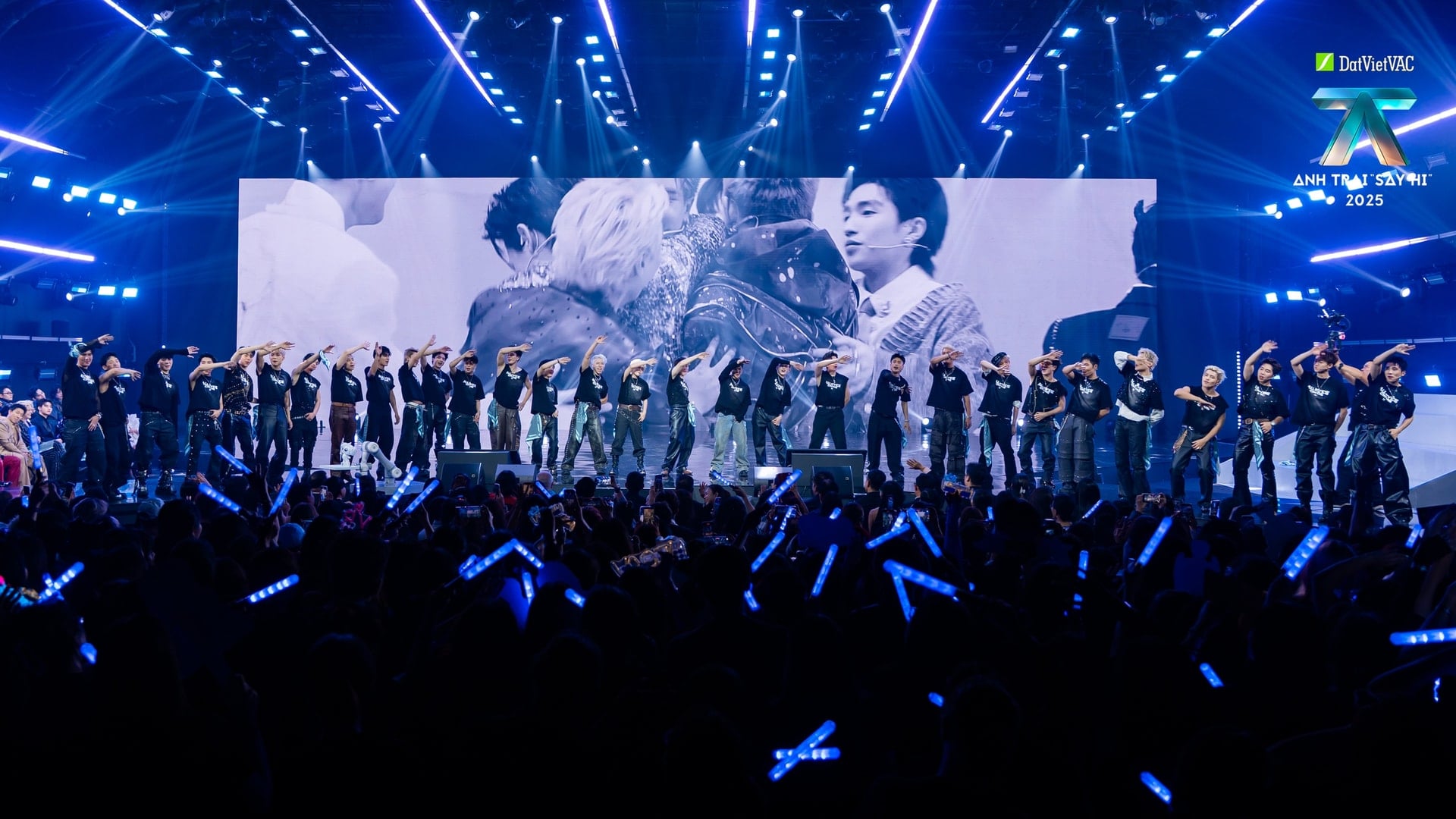 បងប្រុសខ្ញុំបាននិយាយថា សួស្តី ឆ្នាំ២០២៥៖ ប៊ុយទ្រួងលីន បានឈ្នះពានរង្វាន់ពិសេសមួយដែលប្រគល់ជូនដោយគណៈកម្មាធិការរៀបចំ - រូបថតទី ២។ Anh trai say hi 2025: buitruonglinh giành giải thưởng đặc biệt do Ban tổ chức trao tặng - Ảnh 2.