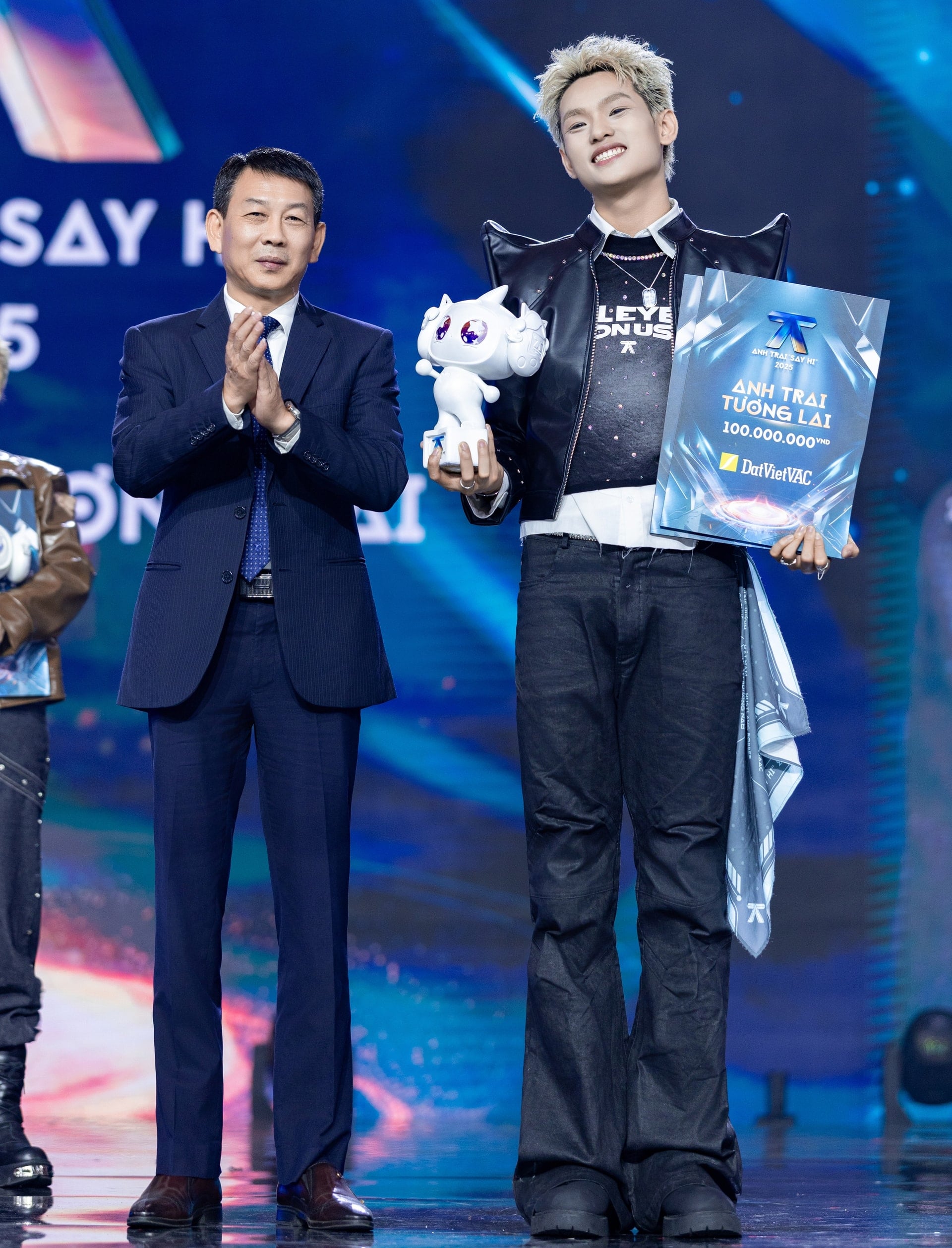 បងប្រុសនិយាយសួស្តី ឆ្នាំ២០២៥៖ ប៊ុយទ្រួងលីញឈ្នះរង្វាន់ពិសេសដែលប្រគល់ជូនដោយគណៈកម្មាធិការរៀបចំ - រូបថតទី ១។ Anh trai say hi 2025: buitruonglinh giành giải thưởng đặc biệt do Ban tổ chức trao tặng - Ảnh 1.