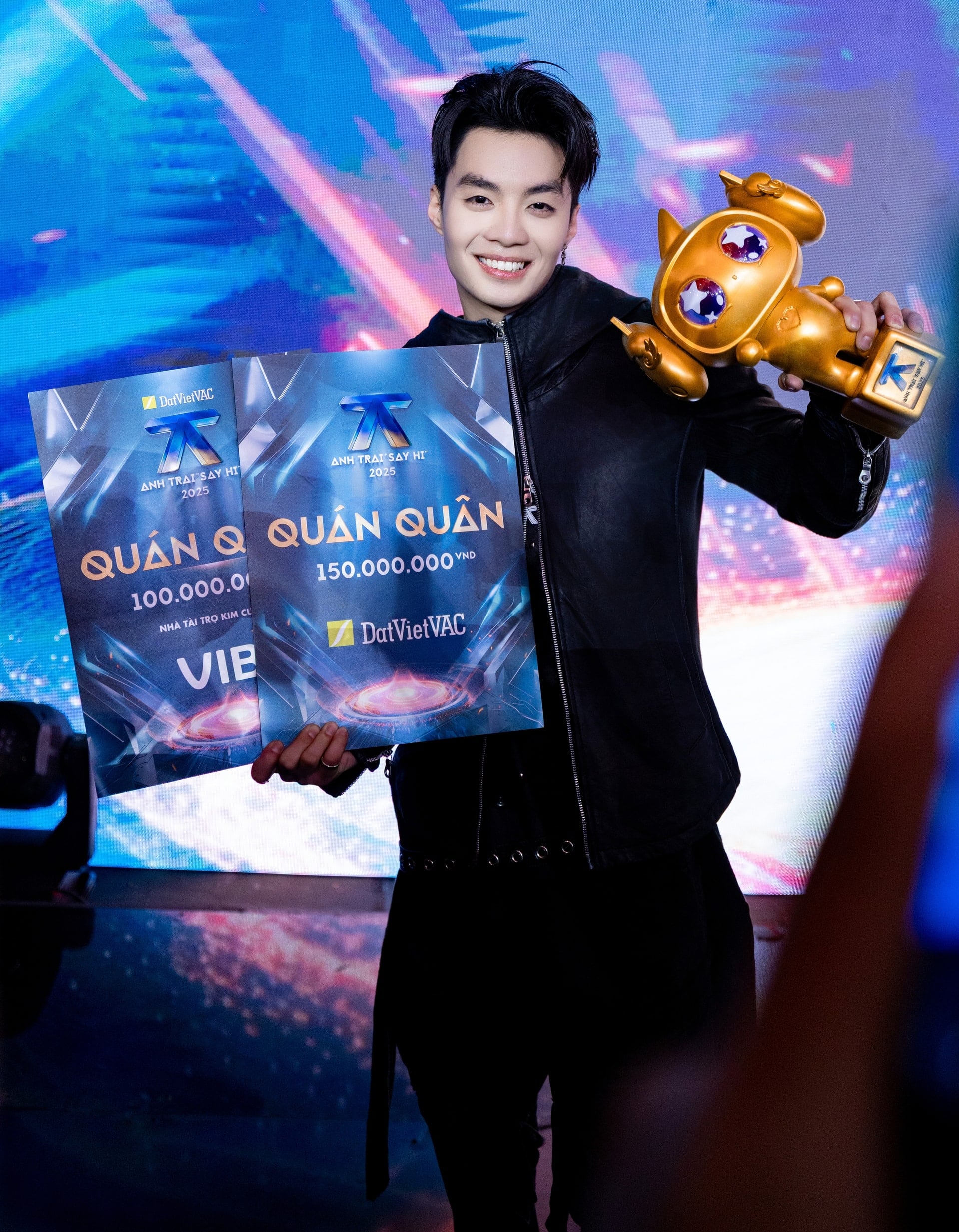 បងប្រុសនិយាយសួស្តី ឆ្នាំ២០២៥៖ ប៊ុយទ្រួងលីញឈ្នះរង្វាន់ពិសេសដែលប្រគល់ជូនដោយគណៈកម្មាធិការរៀបចំ - រូបថតទី៤។ Anh trai say hi 2025: buitruonglinh giành giải thưởng đặc biệt do Ban tổ chức trao tặng - Ảnh 4.