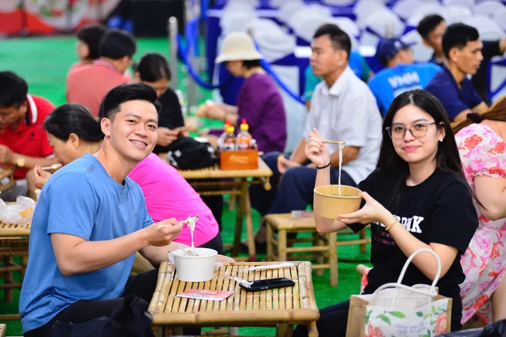 ວັນເຝີໄດ້ເລີ່ມຕົ້ນມື້ສຸດທ້າຍດ້ວຍການສະຫຼອງຢ່າງຍິ່ງໃຫຍ່, ໂດຍມີຜູ້ຂາຍເຮັດວຽກຢ່າງຕໍ່ເນື່ອງ - ຮູບທີ 1. phở - Ảnh 1.