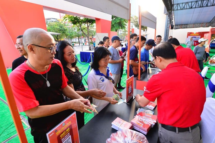 ວັນເຝີໄດ້ເລີ່ມຕົ້ນມື້ສຸດທ້າຍດ້ວຍການສະຫຼອງຢ່າງຍິ່ງໃຫຍ່, ຮ້ານຄ້າຕ່າງໆເປີດໃຫ້ບໍລິການຢ່າງຕໍ່ເນື່ອງ - ຮູບທີ 2. phở - Ảnh 3.