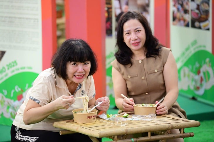 ວັນເຝີໄດ້ເລີ່ມຕົ້ນມື້ສຸດທ້າຍດ້ວຍການສະຫຼອງຢ່າງຍິ່ງໃຫຍ່, ຮ້ານຄ້າຕ່າງໆເປີດໃຫ້ບໍລິການຢ່າງຕໍ່ເນື່ອງ - ຮູບທີ 3. phở - Ảnh 4.