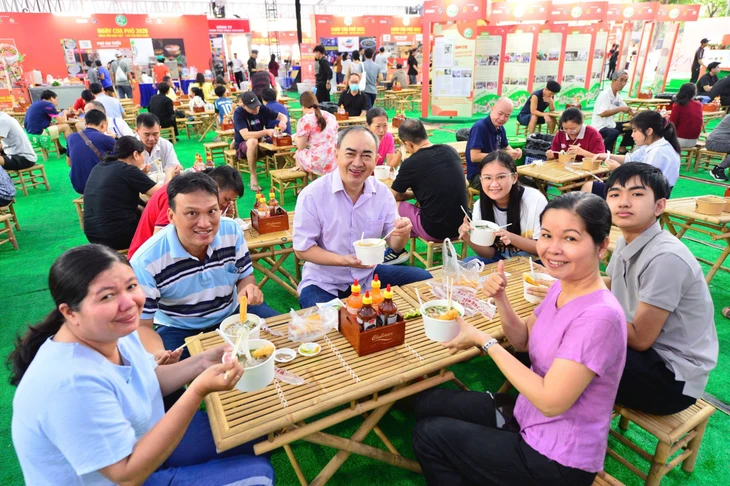 ວັນເຝີໄດ້ເລີ່ມຕົ້ນມື້ສຸດທ້າຍດ້ວຍການສະຫຼອງຢ່າງຍິ່ງໃຫຍ່, ຮ້ານຄ້າຕ່າງໆເປີດໃຫ້ບໍລິການຢ່າງຕໍ່ເນື່ອງ - ຮູບທີ 4. Ngày của Phở 2025: ngày cuối còn đông hơn ngày đầu, khách xếp hàng dài chờ - Ảnh 6.