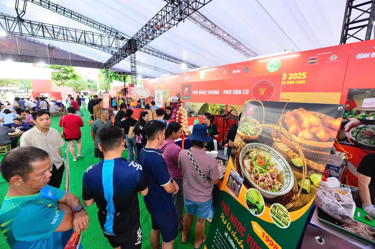 ວັນເຝີໄດ້ເລີ່ມຕົ້ນມື້ສຸດທ້າຍດ້ວຍການສະຫຼອງຢ່າງຍິ່ງໃຫຍ່, ຮ້ານຄ້າຕ່າງໆເປີດໃຫ້ບໍລິການຢ່າງຕໍ່ເນື່ອງ - ຮູບທີ 5. phở - Ảnh 7.