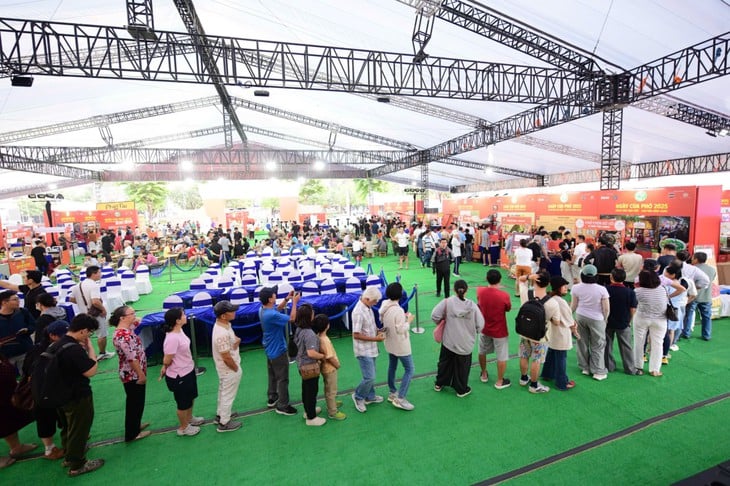 ວັນເຝີໄດ້ເລີ່ມຕົ້ນມື້ສຸດທ້າຍດ້ວຍການສະຫຼອງຢ່າງຍິ່ງໃຫຍ່, ຮ້ານຄ້າຕ່າງໆເປີດໃຫ້ບໍລິການຢ່າງຕໍ່ເນື່ອງ - ຮູບທີ 6. phở - Ảnh 8.