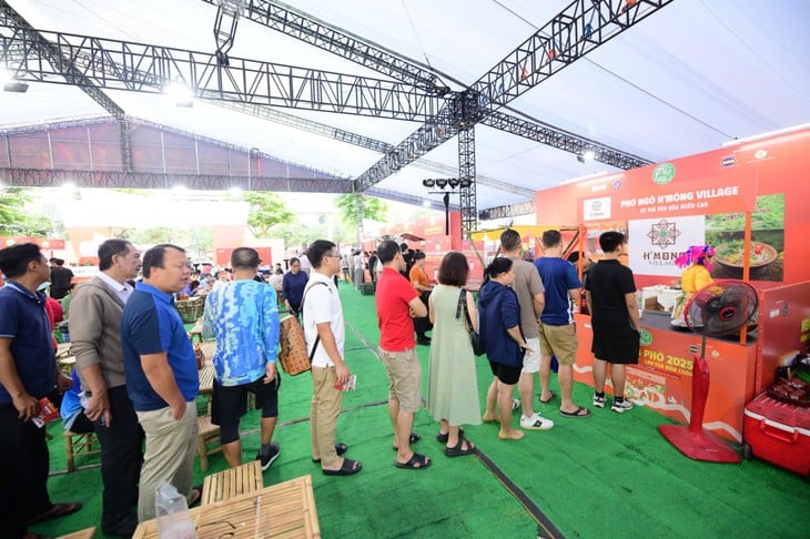 ວັນເຝີໄດ້ເລີ່ມຕົ້ນມື້ສຸດທ້າຍດ້ວຍການສະຫຼອງຢ່າງຍິ່ງໃຫຍ່, ຮ້ານຄ້າຕ່າງໆເປີດໃຫ້ບໍລິການຢ່າງຕໍ່ເນື່ອງ - ຮູບທີ 7. phở - Ảnh 9.