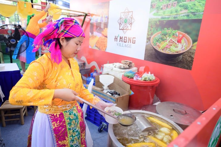 ວັນເຝີໄດ້ເລີ່ມຕົ້ນມື້ສຸດທ້າຍດ້ວຍການສະຫຼອງຢ່າງຍິ່ງໃຫຍ່, ຮ້ານຄ້າຕ່າງໆເປີດໃຫ້ບໍລິການຢ່າງຕໍ່ເນື່ອງ - ຮູບທີ 8. phở - Ảnh 10.