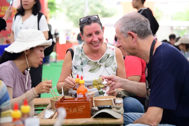 ហ្វ័រវៀតណាមមិនត្រឹមតែឆ្ងាញ់ប៉ុណ្ណោះទេ អ្នកក៏ត្រូវធ្វើដំណើរឆ្ងាយដើម្បីរកវាដែរ - រូបថតទី 2។ phở - Ảnh 2.