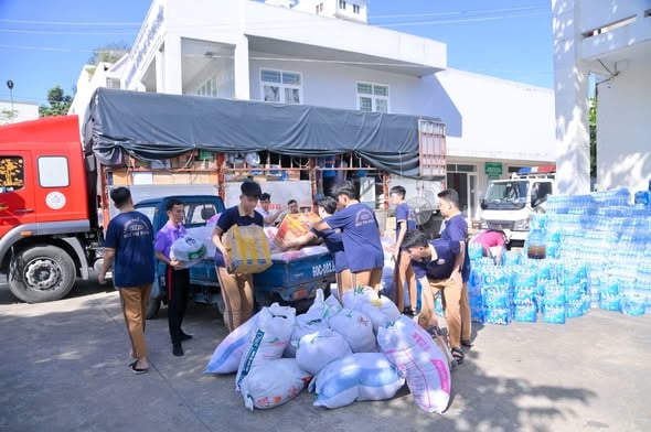 বুই থি জুয়ান প্রাথমিক, মাধ্যমিক এবং উচ্চ বিদ্যালয়ের শিক্ষার্থীদের শারীরিক শিক্ষা ক্লাস থেকে অব্যাহতি দেওয়া হয়েছিল যাতে তাম হিপ ওয়ার্ড পুলিশকে মধ্য এবং মধ্য উচ্চভূমি প্রদেশের বন্যায় ক্ষতিগ্রস্ত মানুষের কাছে ত্রাণ সরবরাহের জন্য ট্রাকে ত্রাণ সরবরাহ করতে সহায়তা করা হয়।