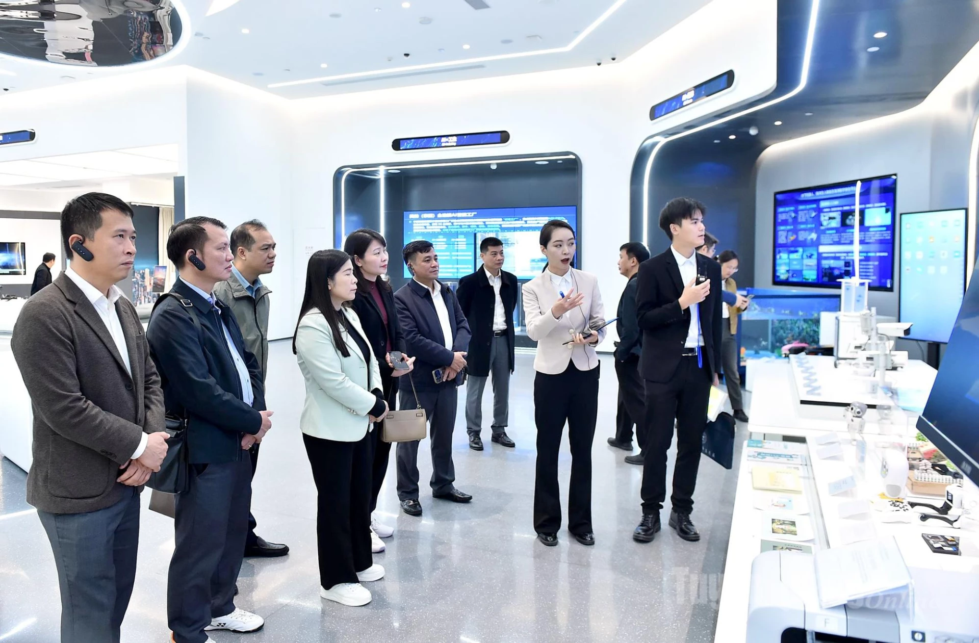 The delegation from the Provincial People's Council surveyed AI application models at the China-ASEAN Artificial Intelligence Innovation Cooperation Center.