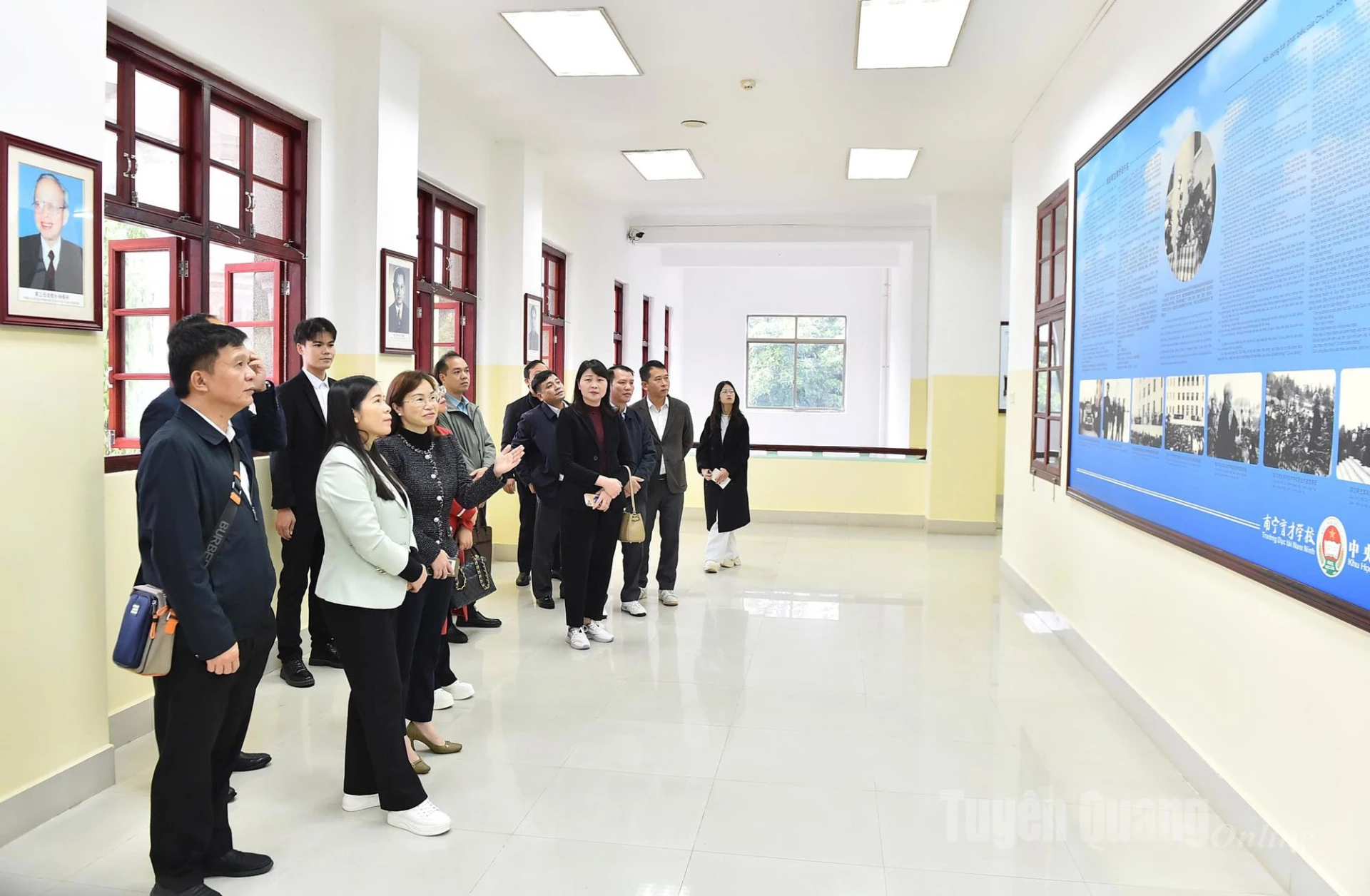 The delegation from the Provincial People's Council visited the former dormitory area for Vietnamese students at Nanning Yutai University.