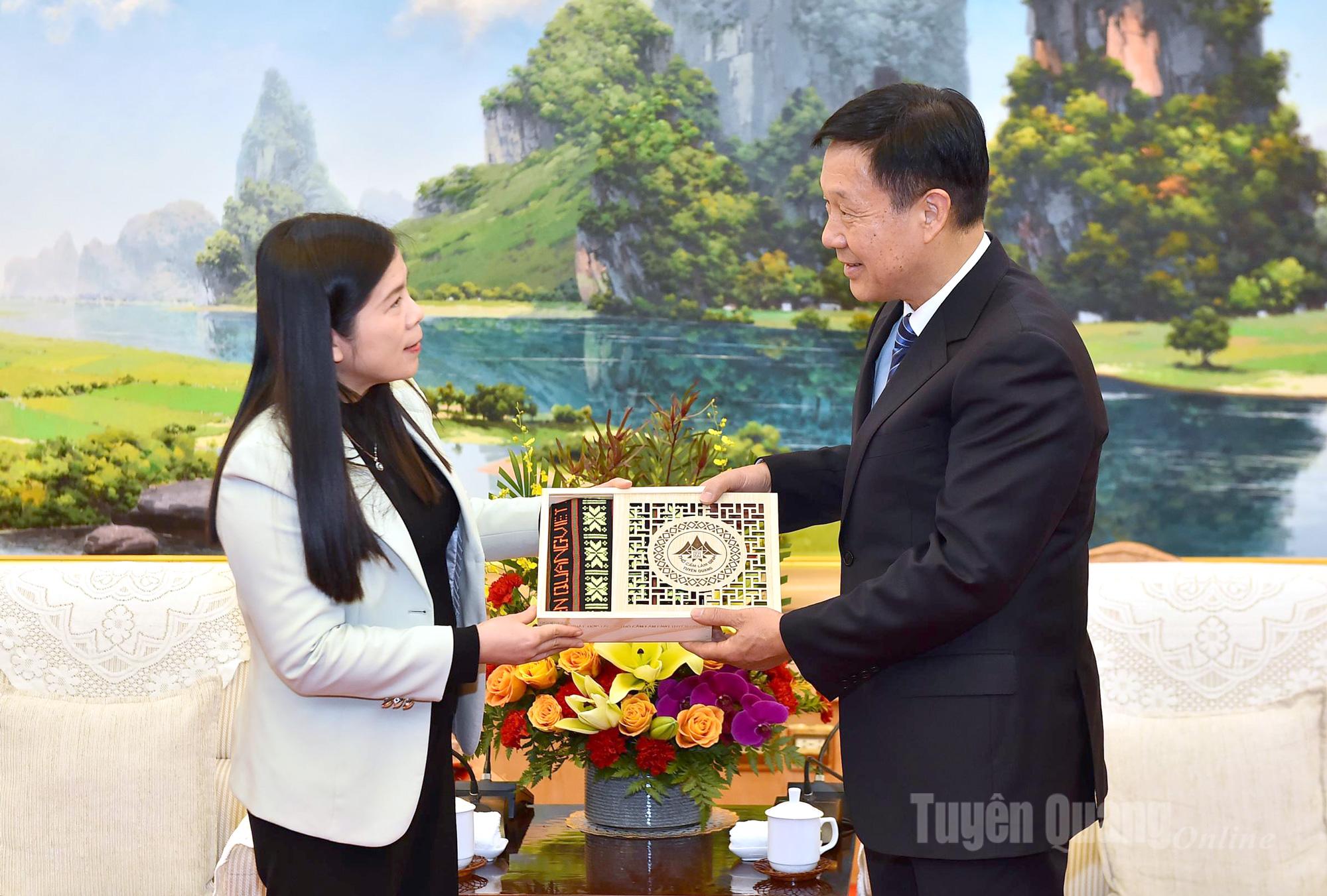 Comrade Le Thi Thanh Tra, Vice Chairperson of the Provincial People's Council, presents a gift to Comrade Trieu Trong Hoa, Chairman of the Standing Committee of the People's Congress of Guilin City.