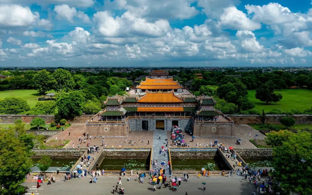 शाही गढ़ परिसर में पर्यटन विकास की अपार संभावनाएं हैं। Quần thể Di tích Cố đô là tiềm năng lớn để phát triển du lịch