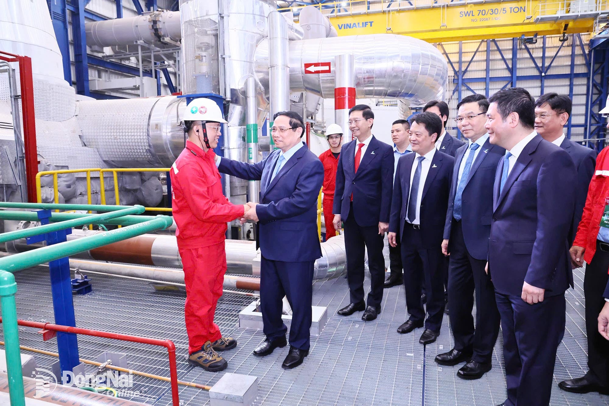 Premierminister Pham Minh Chinh ermutigt die Arbeiter in der Fabrik. Foto: Cong Nghia (Foto: Cong Nghia)