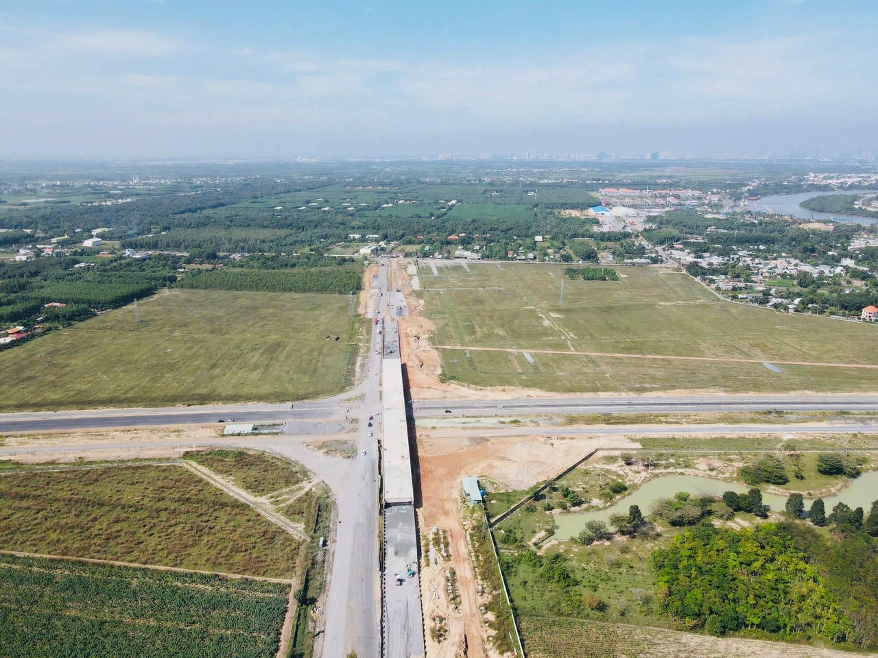 Elkészülte után a 25B és 25C útvonalak gerinchálózati közlekedési tengelyt alkotnak majd, lerövidítve az utazási időt a Long Thanh repülőtér és Ho Si Minh-város, valamint Tay Ninh között.