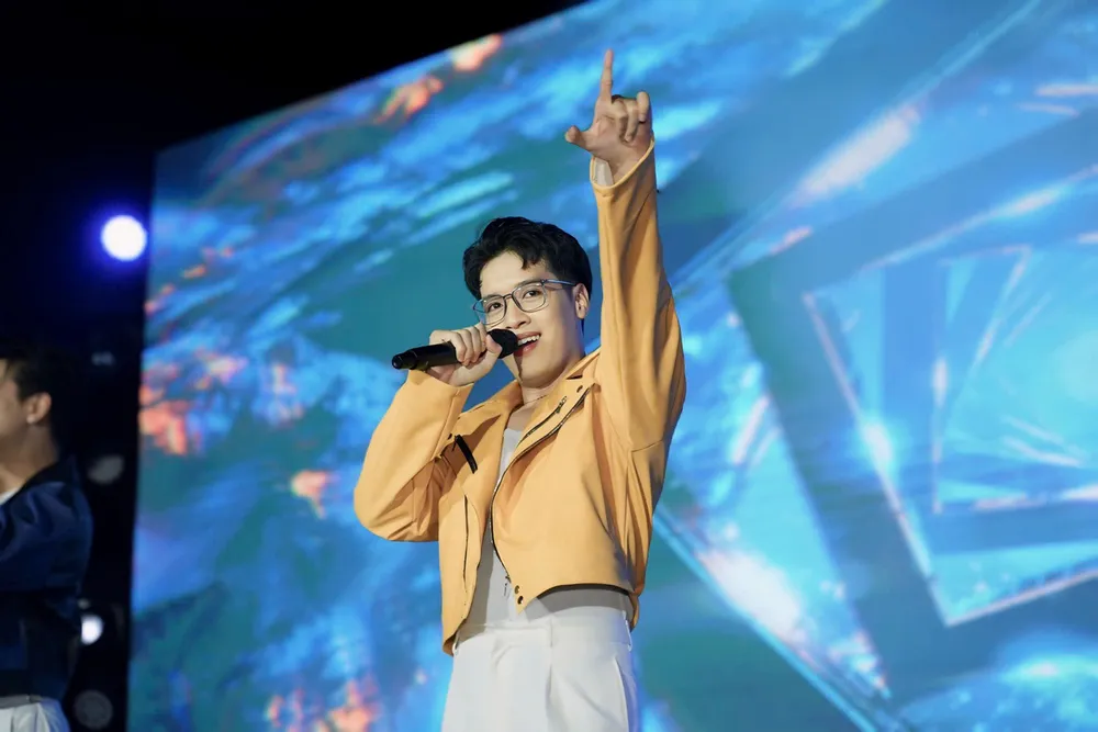 Zpěvák a skladatel Huynh Duc: Přispívá k šíření tradičních hudebních hodnot.