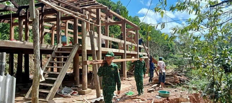 सीमा रक्षक प्राकृतिक आपदाओं के परिणामों से उबरने में लोगों की मदद करते हैं।