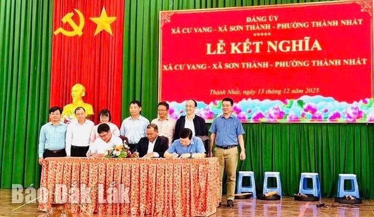 ועדות המפלגה של שלוש הקומונות דריי בהאנג, קרונג בוק ופו מו חתמו על הסכם אחווה לתמוך ולסייע זה לזה בפיתוח הדדי.