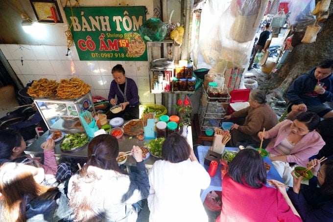Heerlijk en betaalbaar streetfood is een geweldige tip voor Vietnamese toeristen. Foto: Hoang Giang