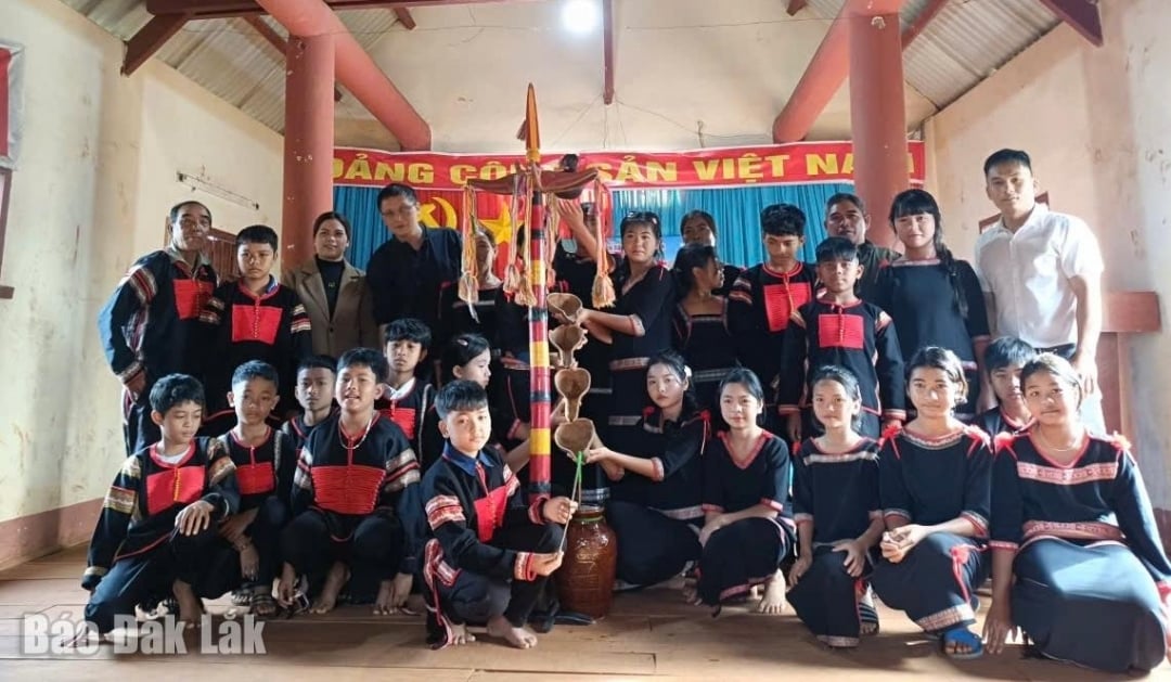 Các học viên chụp hình lưu niệm cùng Ban tổ chức lớp học.