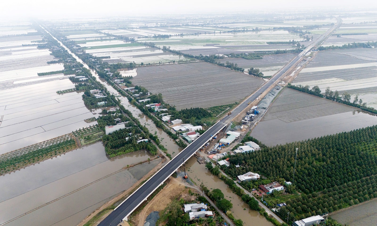 Motorvägssträckan Chau Doc - Can Tho - Soc Trang som passerar genom provinsen An Giang innan den tekniska öppningen.