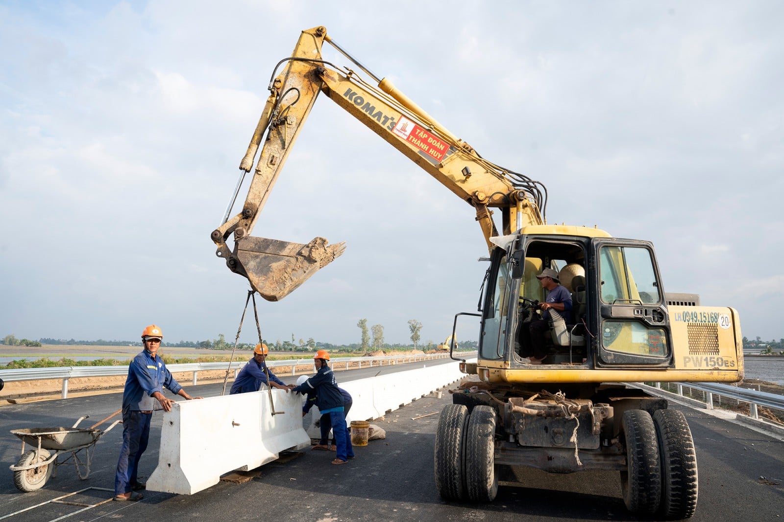Motorvägssträckan Chau Doc - Can Tho - Soc Trang som passerar genom provinsen An Giang innan den tekniska öppningen.