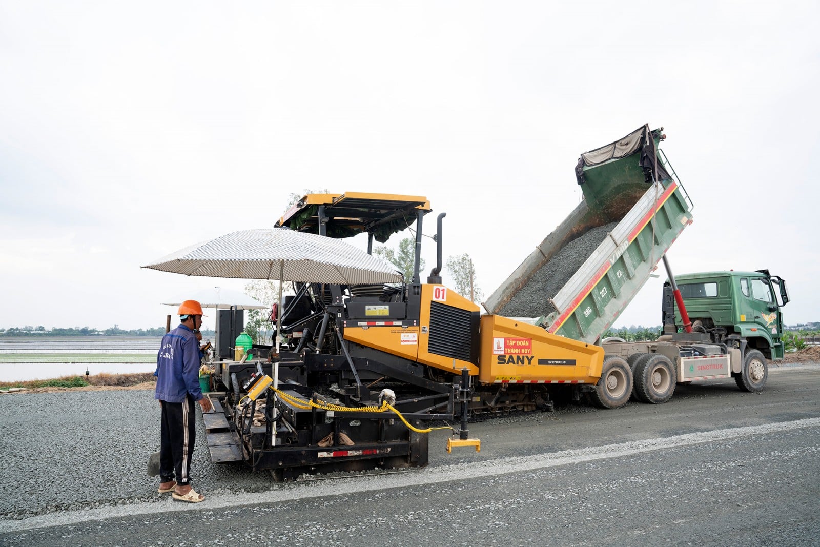 Motorvägssträckan Chau Doc - Can Tho - Soc Trang som passerar genom provinsen An Giang innan den tekniska öppningen.