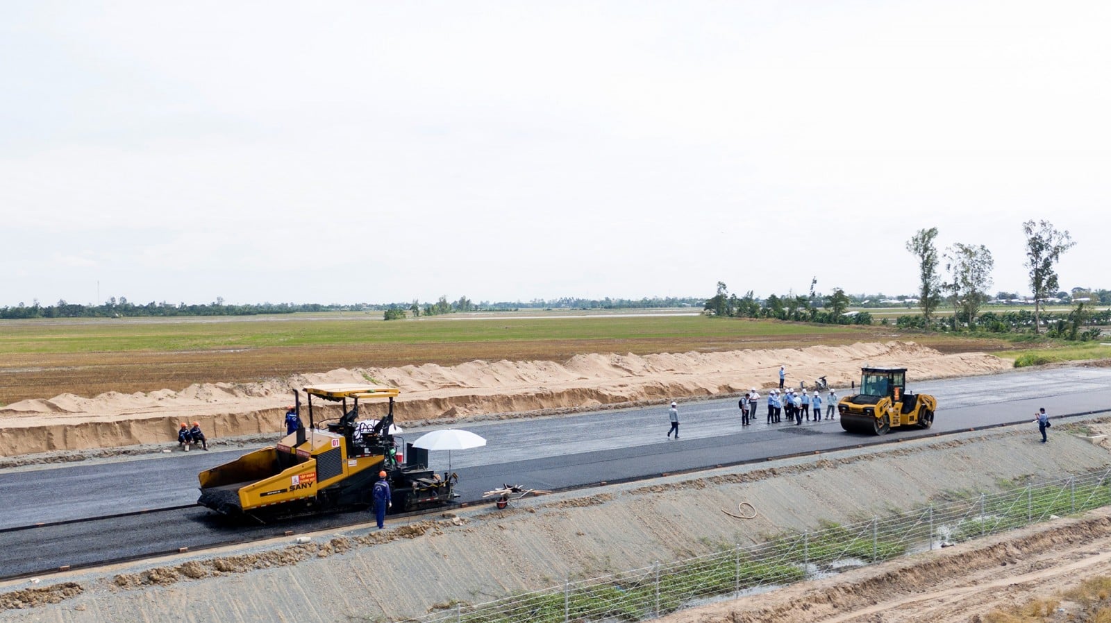 Motorvägssträckan Chau Doc - Can Tho - Soc Trang som passerar genom provinsen An Giang innan den tekniska öppningen.