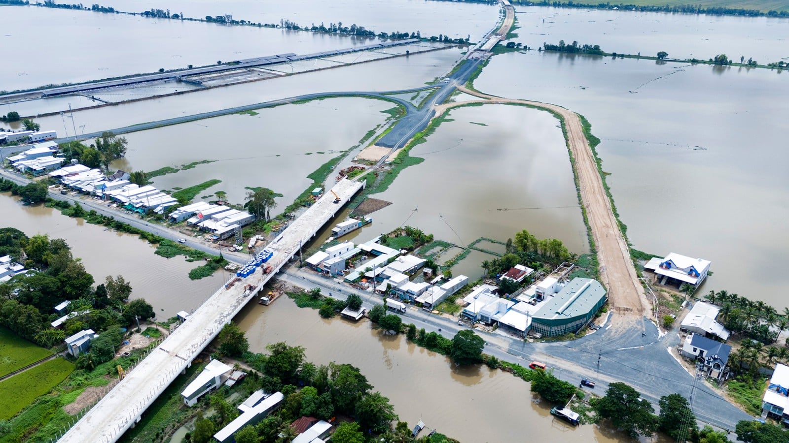 Motorvägssträckan Chau Doc - Can Tho - Soc Trang som passerar genom provinsen An Giang innan den tekniska öppningen.