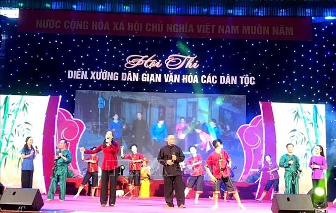 Para perajin dan klub budaya rakyat di provinsi Quang Tri terus mempraktikkan dan mewariskan nilai-nilai budaya tradisional kepada masyarakat dan generasi mendatang. (Foto: VNA)