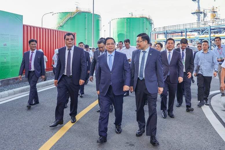 Perdana Menteri meresmikan pembangkit listrik LNG pertama Vietnam – sebuah proyek percontohan, yang patut dicontoh dalam banyak aspek - Foto 1. Thủ tướng khánh thành nhà máy điện LNG đầu tiên của Việt Nam – dự án kiểu mẫu, tiêu biểu về nhiều mặt- Ảnh 1.