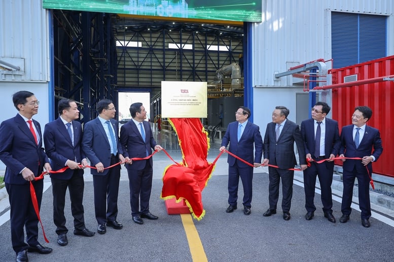 Perdana Menteri meresmikan pembangkit listrik LNG pertama Vietnam – sebuah proyek percontohan, yang patut dicontoh dalam banyak aspek - Foto 2. Thủ tướng khánh thành nhà máy điện LNG đầu tiên của Việt Nam – dự án kiểu mẫu, tiêu biểu về nhiều mặt- Ảnh 2.