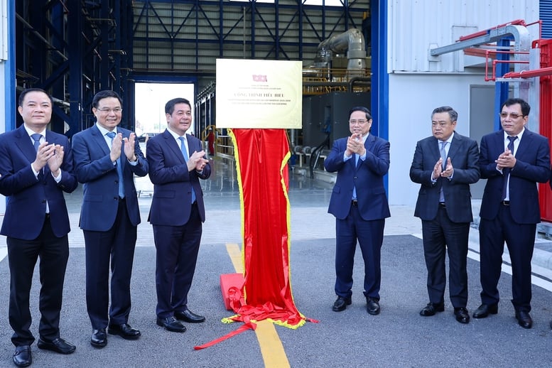 Perdana Menteri meresmikan pembangkit listrik LNG pertama Vietnam – sebuah proyek percontohan, yang patut dicontoh dalam banyak aspek - Foto 3. Thủ tướng khánh thành nhà máy điện LNG đầu tiên của Việt Nam – dự án kiểu mẫu, tiêu biểu về nhiều mặt- Ảnh 3.