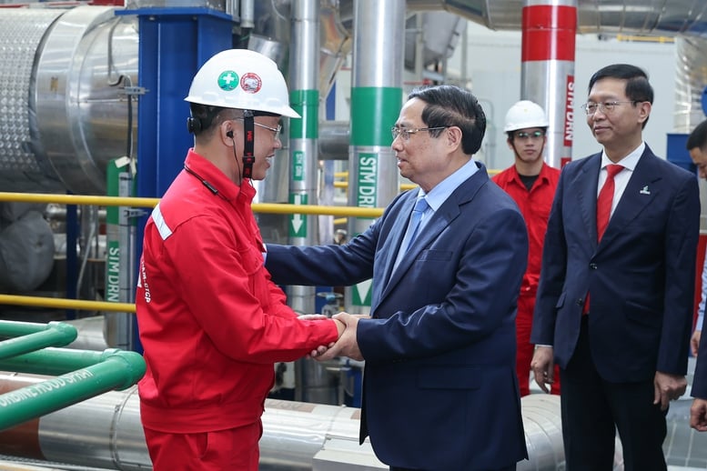 Perdana Menteri meresmikan pembangkit listrik LNG pertama Vietnam – sebuah proyek percontohan, yang patut dicontoh dalam banyak aspek - Foto 5. Thủ tướng khánh thành nhà máy điện LNG đầu tiên của Việt Nam – dự án kiểu mẫu, tiêu biểu về nhiều mặt- Ảnh 5.