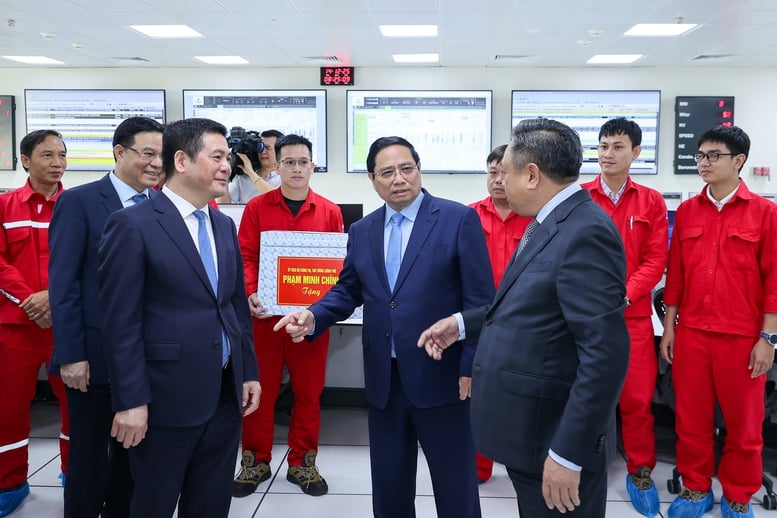 Perdana Menteri meresmikan pembangkit listrik LNG pertama Vietnam – sebuah proyek percontohan, yang patut dicontoh dalam banyak aspek - Foto 6. Thủ tướng khánh thành nhà máy điện LNG đầu tiên của Việt Nam – dự án kiểu mẫu, tiêu biểu về nhiều mặt- Ảnh 6.