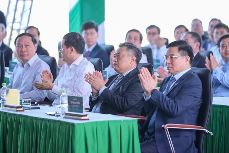 Perdana Menteri meresmikan pembangkit listrik LNG pertama Vietnam – sebuah proyek percontohan, yang patut dicontoh dalam banyak aspek - Foto 10. Thủ tướng khánh thành nhà máy điện LNG đầu tiên của Việt Nam – dự án kiểu mẫu, tiêu biểu về nhiều mặt- Ảnh 10.