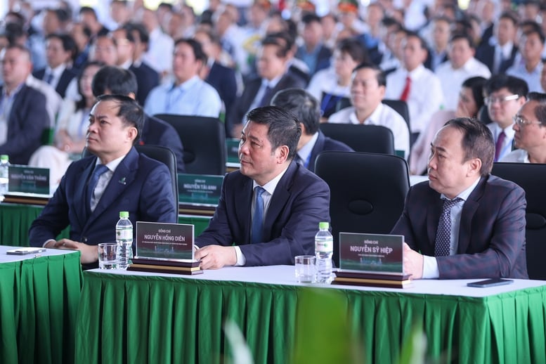 Perdana Menteri meresmikan pembangkit listrik LNG pertama Vietnam – sebuah proyek percontohan, yang patut dicontoh dalam banyak aspek - Foto 12. Thủ tướng khánh thành nhà máy điện LNG đầu tiên của Việt Nam – dự án kiểu mẫu, tiêu biểu về nhiều mặt- Ảnh 12.