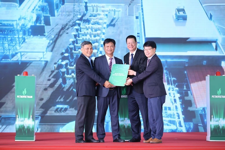 Perdana Menteri meresmikan pembangkit listrik LNG pertama Vietnam – sebuah proyek percontohan, yang patut dicontoh dalam banyak aspek - Foto 17. Thủ tướng khánh thành nhà máy điện LNG đầu tiên của Việt Nam – dự án kiểu mẫu, tiêu biểu về nhiều mặt- Ảnh 17.