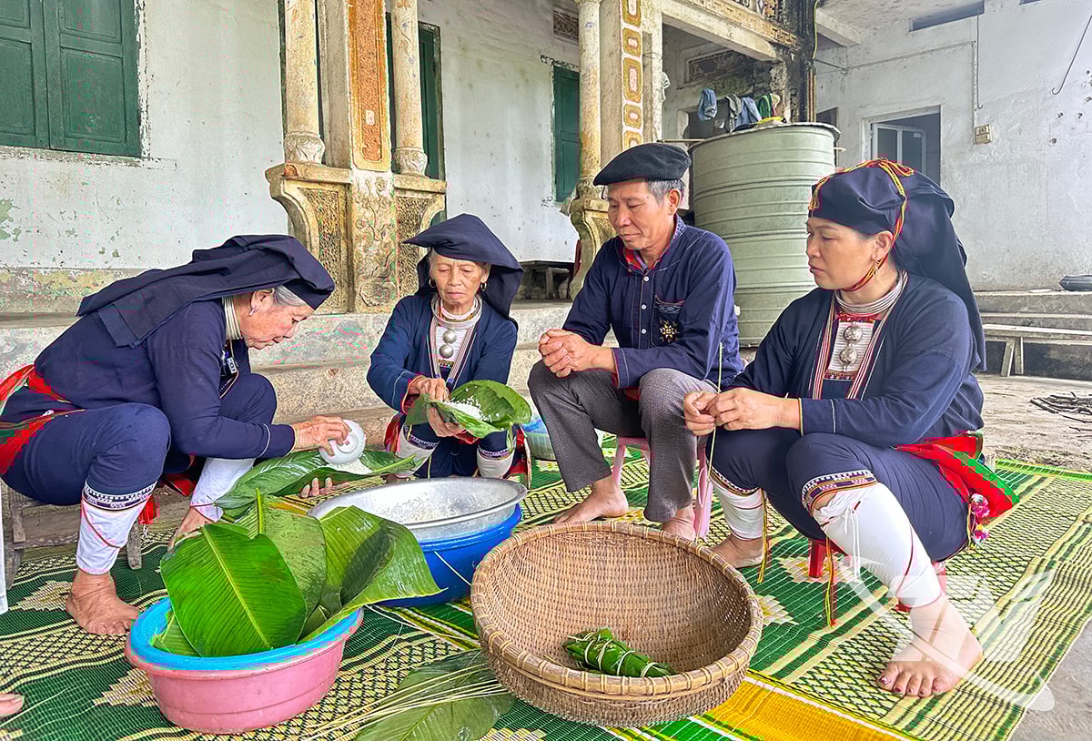 ជនជាតិដាវនៅភូមិតាន់ឡាប (ឃុំភូស្វៀន) កំពុងធ្វើនំបាញ់ជុង (នំអង្ករប្រពៃណីវៀតណាម) ដើម្បីអបអរពិធីបុណ្យអង្ករថ្មី។