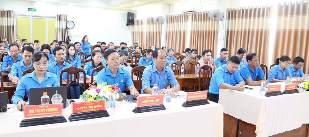 Đại biểu dự hội nghị đóng góp văn kiện.