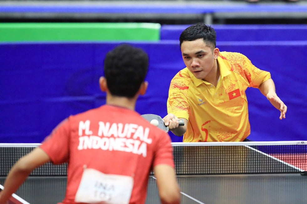 Dinh Anh Hoang glänzt und gewinnt ein nervenaufreibendes Spiel gegen Indonesien: Bringt Vietnamesisches Tischtennis ins Halbfinale - Foto 1. Đinh Anh Hoàng tỏa sáng, thắng nghẹt thở Indonesia: Đưa bóng bàn Việt Nam vào bán kết- Ảnh 1.