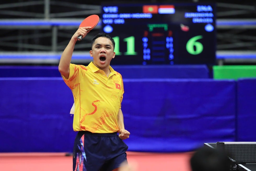 Dinh Anh Hoang glänzt und gewinnt ein nervenaufreibendes Spiel gegen Indonesien: Bringt Vietnams Tischtennis ins Halbfinale - Foto 2. Đinh Anh Hoàng tỏa sáng, thắng nghẹt thở Indonesia: Đưa bóng bàn Việt Nam vào bán kết- Ảnh 2.