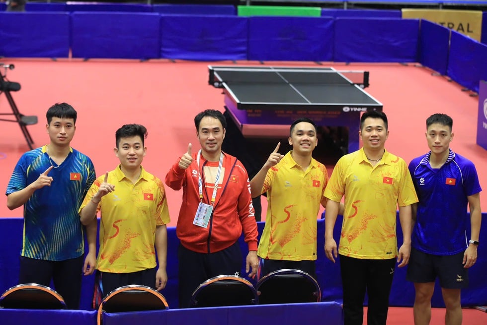 Dinh Anh Hoang glänzt und gewinnt ein nervenaufreibendes Spiel gegen Indonesien: Bringt Vietnamesisches Tischtennis ins Halbfinale - Foto 3. Đinh Anh Hoàng tỏa sáng, thắng nghẹt thở Indonesia: Đưa bóng bàn Việt Nam vào bán kết- Ảnh 3.