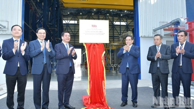 លោកនាយករដ្ឋមន្ត្រី ផាម មិញឈីញ និងថ្នាក់ដឹកនាំដទៃទៀត បានធ្វើពិធីសម្ពោធផ្លាកសញ្ញាដែលកំណត់គម្រោងរោងចក្រថាមពលឧស្ម័នធម្មជាតិរាវ (LNG) ញ៉ាន់ត្រាច ៣ និងញ៉ាន់ត្រាច ៤ ជាគម្រោងគំរូ ដើម្បីអបអរសាទរសមាជជាតិលើកទី ១៤ នៃបក្សកុម្មុយនិស្តវៀតណាម។ (រូបថត៖ ថាញ់យ៉ាង)