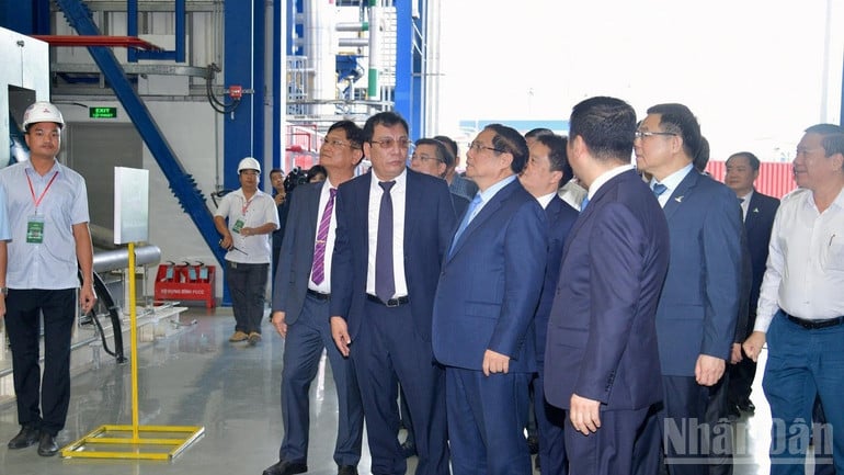នាយករដ្ឋមន្ត្រី Pham Minh Chinh ចុះពិនិត្យរោងចក្រថាមពល LNG Nhon Trach 3 និង Nhon Trach 4។ (រូបថត៖ Thanh Giang)